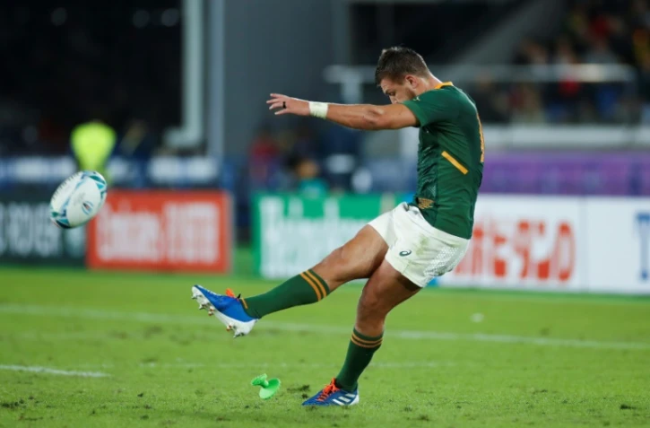 Le demi d'ouverture des Springboks Handre Pollard frappe une transformation contre les Gallois en demies du Mondial, le 27 octobre 2019 Ă Yokohama