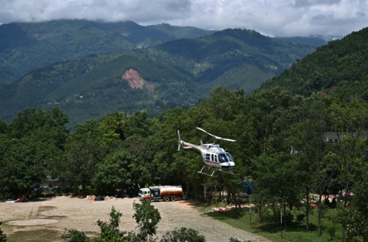 Un hélicoptère décolle d'un camp à Trishuli Bazar, Népal, le 5 septembre 2026
