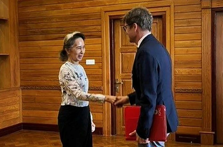 Cette photo, prise et diffusée le 3 août 2026 par le Bureau présidentiel de la presse et de l'information (PPIB) de Birmanie, montre l'ancienne dirigeante Aung San Suu Kyi (à gauche), détenue en résidence surveillée, lors d'un entretien avec Arnaud de Baecque, représentant résident du Comité international de la Croix-Rouge (CICR) en Birmanie, à Naypyidaw.
