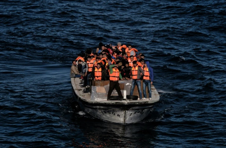 Des réfugiés et des migrants arrivent sur l'île grecque de Lesbos après avoir traversé la mer Egée depuis la Turquie, le 26 octobre 2015