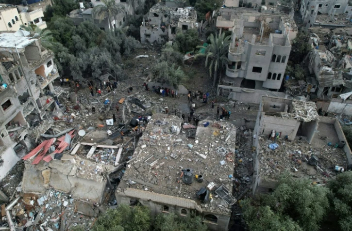 Vue aérienne des destructions après une frappe israélienne sur le camp de réfugiés d'al-Maghazi dans le centre de la bande de Gaza, le 25 décembre 2023