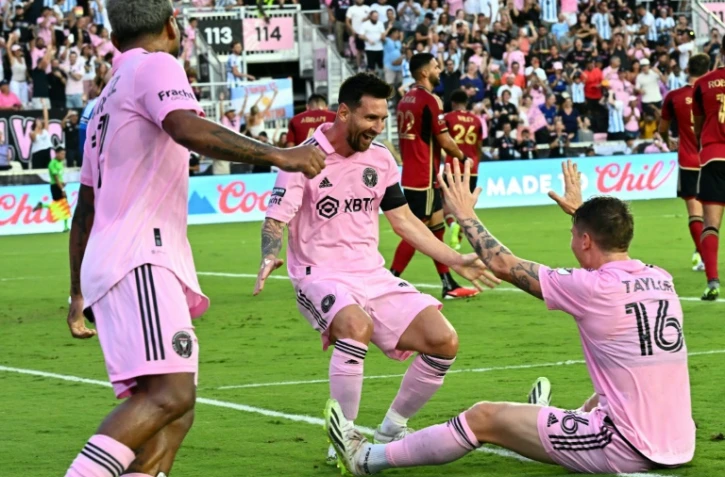 Lionel Messi remercei son passeur Robert Taylor après son deuxième but inscrit pour l'Inter Miami face à Atlanta en Leagues Cup, le 25 juillet 2023 à Fort Lauderdale en Floride