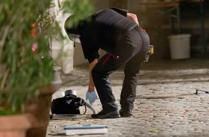 Un officier de police inspecte un sac à dos utilisé pour transporter une bombe sur le lieu de l'attentat-suicide d'Ansbach, le 25 juillet 2016