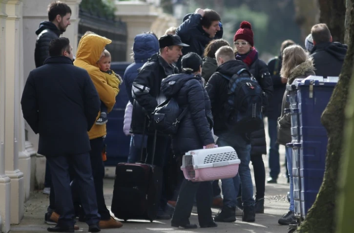 Des personnes portant des bagages quittent l'ambassade de Russie à Londres, le 20 mars 2018