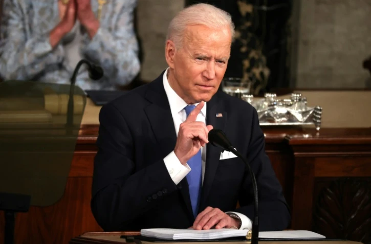 Le président Joe Biden s'adressant au Congrès, avec la vice-présidente Kamala Harris et Nancy Pelosi, la présidente de la Chambre des représentants le 28 avril 2021 à Washington