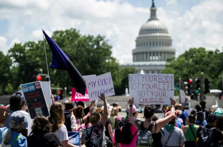 Les militants pro-avortement manifestent contre la décision prise un an plus tôt par la Cour suprême de supprimer le droit constitutionnel à avorter, devant le Congrès américain, à Washington, le 24 juin 2023 