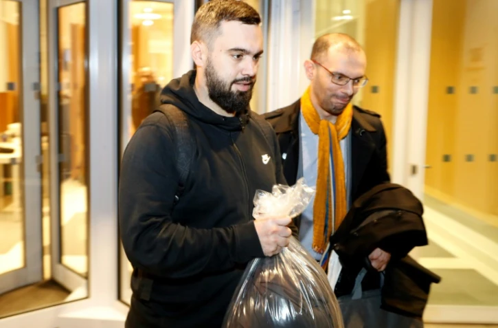 Eric Drouet, accompagné de son avocat, sort de sa garde à vue le 23 décembre 2018, après son interpellation lors d'une manifestation de "gilets jaunes" à Paris