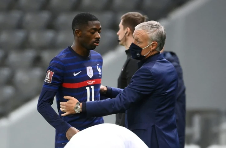 L'attaquant Ousmane Dembélé, auteur du 1er but pour l'équipe de France, est félicité par le sélectionneur Didier Deschamps, après son remplacement, lors du match de qualification au Mondial 2022 contre le Kazakhstan, le 28 mars 2021 à Noursoultan