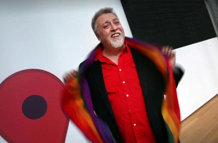 Photo prise le 6 janvier 2016 du créateur du drapeau arc-en-ciel, Gilbert Baker, au MoMa de New York 
