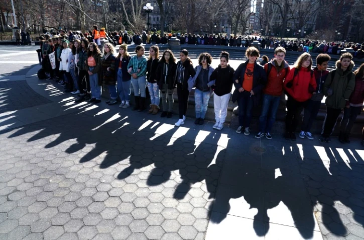 Des élèves forment un cercle à New York pour demander une réforme de la législation sur les armes à feu 