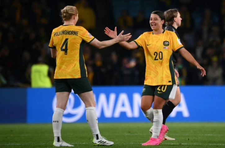 L'attaquante australienne Sam Kerr (d) fête la qualification en quarts de finale avec la défenseure australienne Clare Polkinghorne, le 7 août 2023 à Sydney
