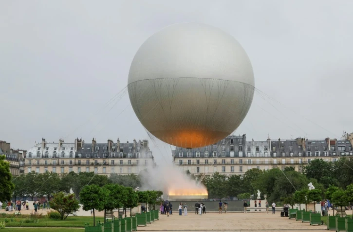La vasque olympique aux allures de montgolfière posée dans le jardin des Tuileries, le 27 juillet 2024 à Paris