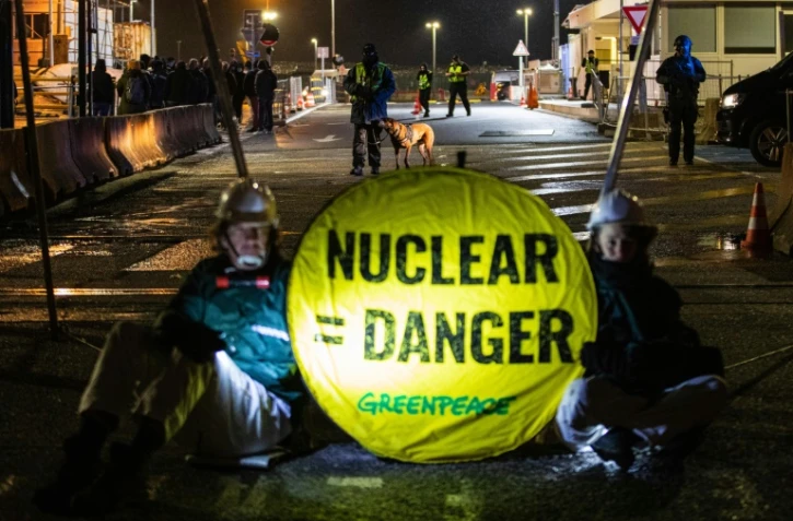Des militants de Greenpeace sur le chantier du réacteur EPR à Flamanville, le 31 mars 2022 dans la Manche
