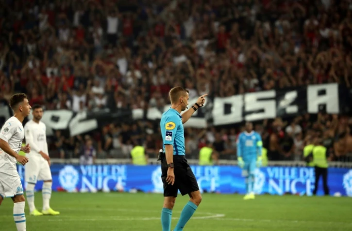 L'arbitre français Clément Turpin interrompt momentanément le match entre Nice et Marseille à l'Allianz Riviera, le28 août 2019