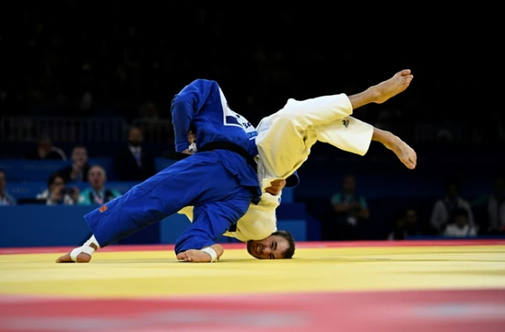 Le Français Nathan Petit (à droite) et l'Ouzbèke Uchkun Kuranbaev (à gauche) lors des épreuves de judo des Jeux paralympiques à Paris le 6 septembre 2024.
