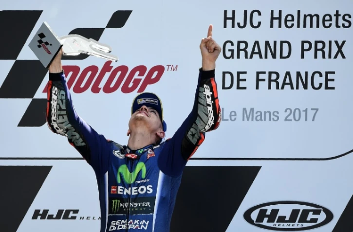 L'Espagnol Maverick Vinales (Yamaha) brandit son trophée sur le podium après sa victoire lorr du GP de France, le 21 mai 2017 au Mans