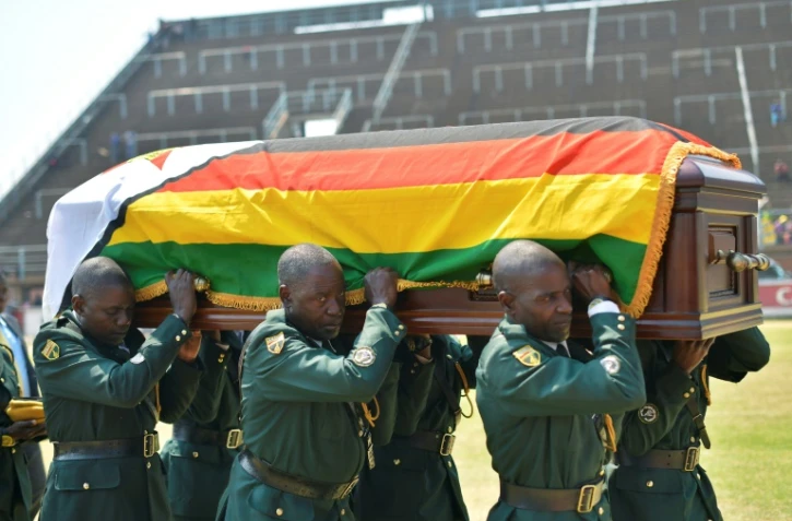 Des soldats transportent le cercueil de Robert Mugabe au stade Rufaro de Harare, le 13 septembre 2019
