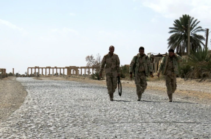 Des soldats syriens après avoir repris Palmyre au groupe Etat islamique (EI), le 27 mars 2016 