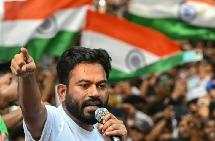 Le fondateur du Cockroach Janta Party (CJP), Abhijeet Dipke, s’adresse à ses partisans lors d’une manifestation réclamant la démission du chef de la Commission électorale de l’Inde, Gyanesh Kumar, à Mumbai, le 2 octobre 2026