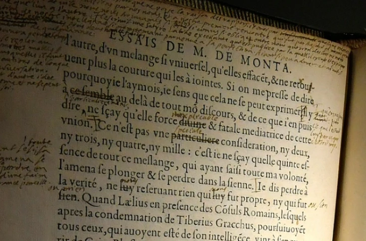 "Parce que c'estoyt luy (c'était lui). Parce que c'estoyt moy (c'était moi)", l'exemplaire dit "de Bordeaux" des Essais de Montaigne est l'unique existant annoté de son auteur. Photo prise le 16 septembre 2016 à Bordeaux