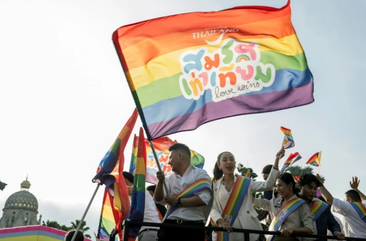 Des membres de la communauté LGBTQ célèbrent le vote final du Sénat sur le projet de loi sur le mariage homosexuel, le 18 juin 2024 à Bangkok, en Thaïlande