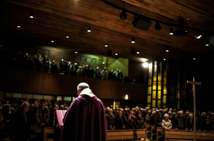 Le père Eric de Nattes lors d'une messe à l'église Saint-Luc de Sainte-Foy-lès-Lyon pour rendre hommage aux victimes d'abus sexuels, le 7 novembre 2016