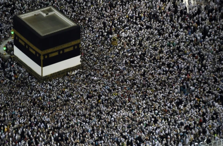 Les pèlerins musulmans se rassemblent autour de la Kaaba, le sanctuaire le plus saint de l'islam situé dans la Grande mosquée à La Mecque en Arabie saoudite, le 8 août  2019, avant le début du pèlerinage annuel 