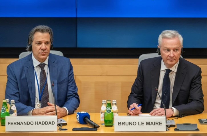Fernando Haddad et Bruno Le Maire lors d'une conférence de presse au siège du FMI à Washington, le 17 avril 2024
