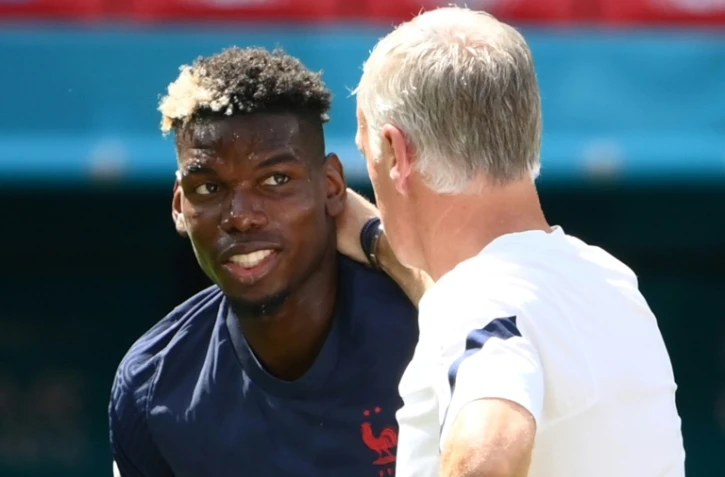 Paul Pogba écoute les consignes de Didier Deschamps lors de l'entraînement de l'équipe de France à Budapest le 18 juin 2021
