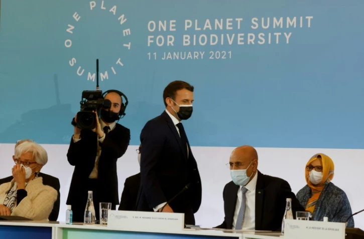 Emmanuel Macron (c), la patronne de la Banque centrale européenne (BCE), Christine Lagarde (g), et le président de la Mauritanie, Mohamed Ould Cheikh El Ghazouani (d), lors du One Planet Summit, au palais de l'Elysée, à Paris, le 11 janvier 2021
