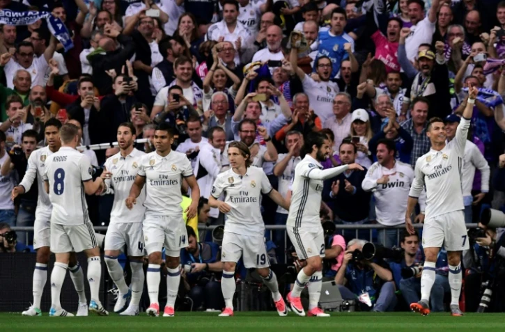 La star du Real Cristiano Ronaldo partage sa joie avec ses coéquipiers après son premier but contre l'Atlético Madrid, le 2 mai 2017 à Bernabeu