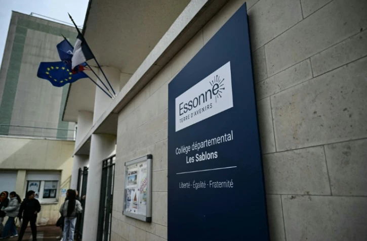 L'entrée du collège Les Sablons à Viry-Châtillon, en Essonne, où était scolarisé un adolescent passé à tabac, qui a succombé à ses blessures le 5 avril 2024