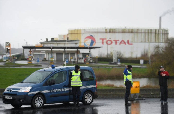 Des gendarmes devant la raffinerie Total de Gonfreville-l'Orcher, près du Havre, après un incendie qui s'est décalré dans la nuit, le 14 décembre 2019