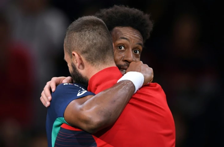 Le Français Gaël Monfils congratule son compatriote Benoît Paire après l'avoir battu au 2e tour du Masters 1000 de Paris, le 30 octobre 2019
