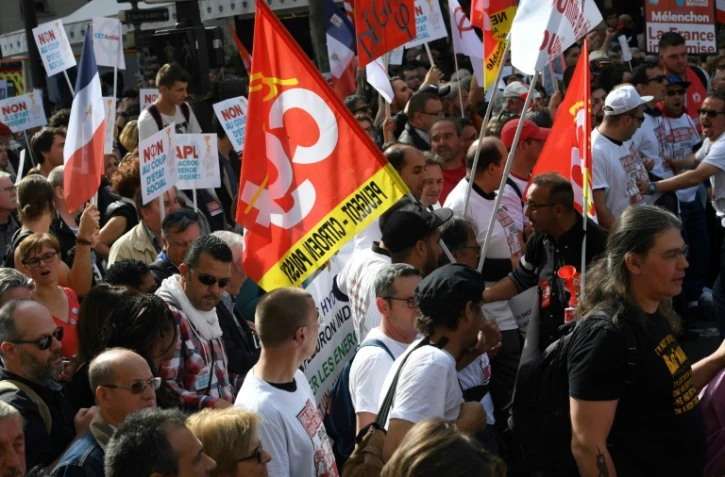 Des manifestants défilent contre les ordonnances réformant le Code du travail à Paris le 23 septembre 2017