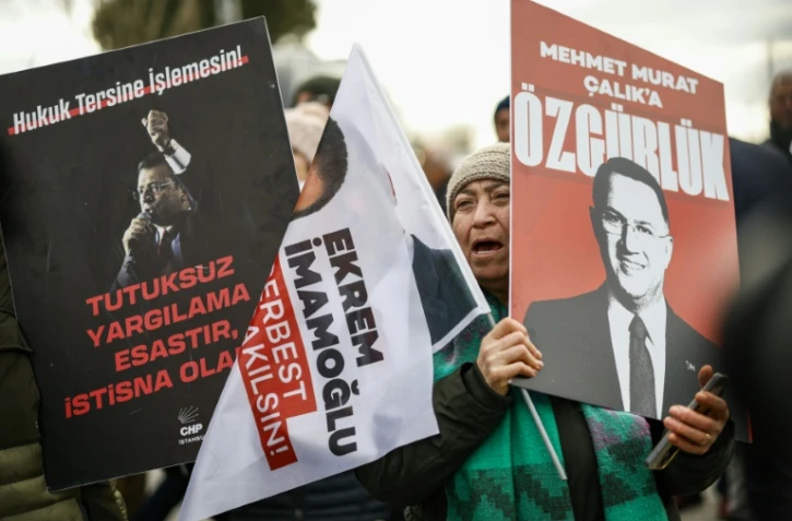 Des partisans du maire d'Istanbul emprisonné, Ekrem Imamoglu, manifestent devant le tribunal de Silivri où il comparaît dans une affaire de corruption, le 9 mars 2026 à Istanbul