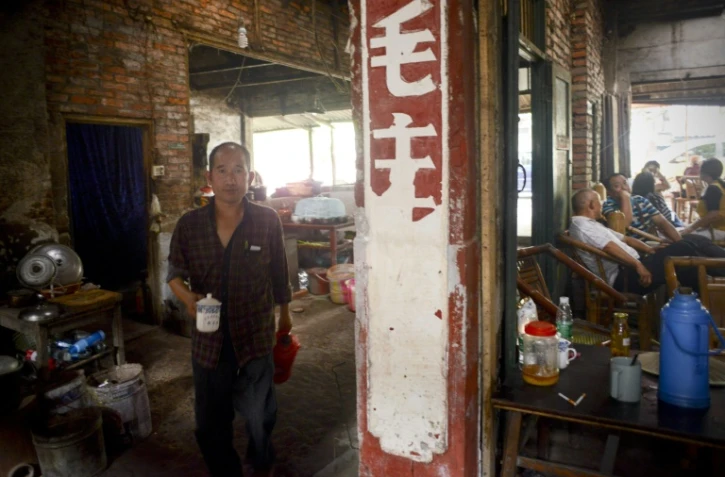 Un serveur de la célèbre maison de thé de Chengdu apporte le thé à un client, le 9 septembre  2016 à l'aube