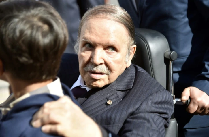 Photo d'archives du président algérien Abdelaziz Bouteflika dans un bureau de vote le 23 novembre 2017 à Alger pour les élections locales 