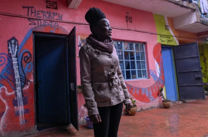 Elizabeth Waithera devabt le centre dédié aux enfants atteints de handicap, le 8 septembre 2020 dans le bidonville de Mathare, à Nairobi, au Kenya