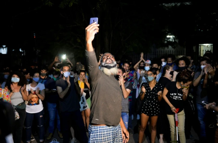 Des artistes cubains rassemblés face au ministère de la Culture pour réclamer plus de liberté d'expression, à La Havane le 27 novembre 2020