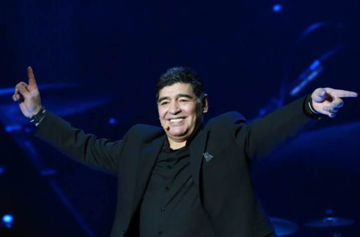 Diego Maradona salue le public sur scène, le 5 juillet 2017 sur la Piazza del Plebiscito à Naples 