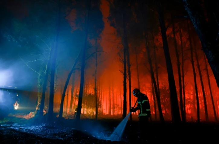 Un pompier lutte contre un feu de forêr à Luglon, dans les Landes, le 14 août 2026