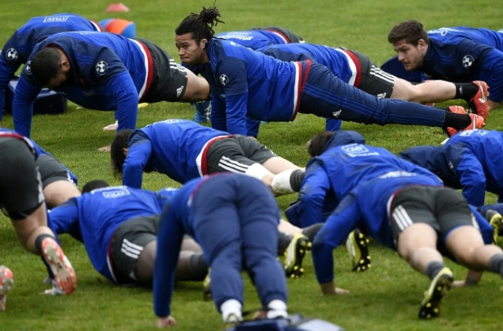 Teddy Thomas (c) et les autres Bleus lors d'une séance d'entraînement à Marcoussis, le 9 février 2016