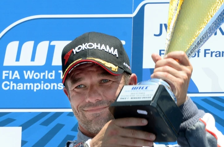 Sébastien Loeb brandit son trophée, lors du Grand Prix de France WTCC, le 28 juin 2015 au Castellet