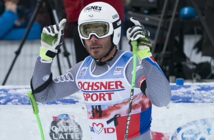 Le skieur français Johan Clarey se tourne vers le ciel en mémoire de son coéquipier David Poisson, le 25 novembre 2017 à Lake Louise