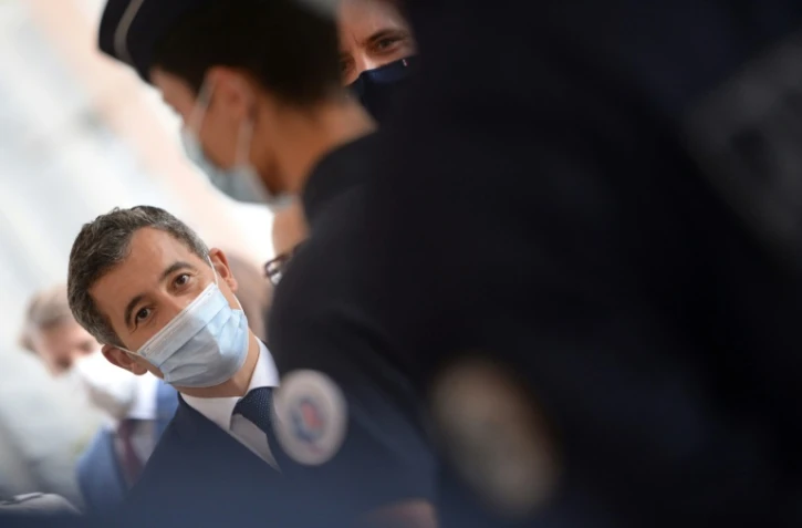 Le ministre de l'Intérieur français Gérald Darmanin (g) parle à de jeunes recrues de la police au commissariat de Rennes, le 1er octobre 2021