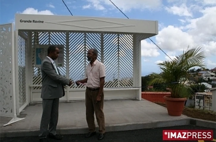 Lundi 7 septembre 2009 Inauguration du premier abribus à Trois-Bassins (Photo: D.R)