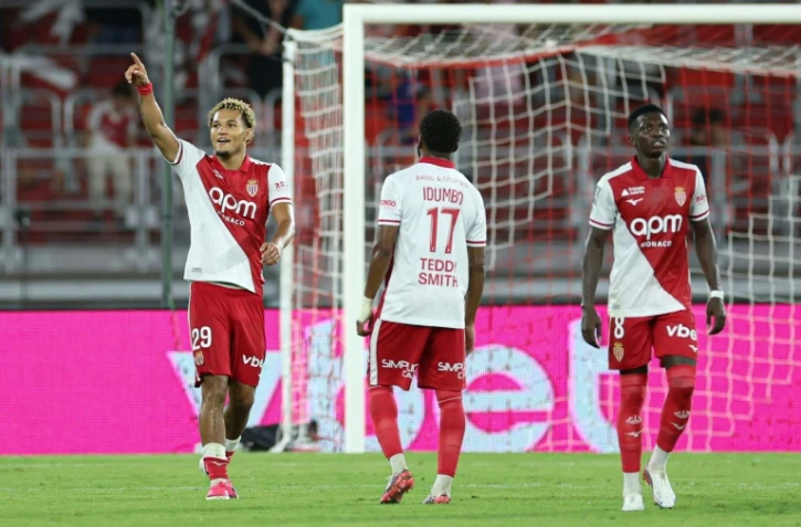 L'attaquant allemand de l'AS Monaco Paris Brunner (gauche) célèbre son deuxième but contre Monaco dans le choc de la 2e journée de Ligue 1 au stade Louis-II de Monaco le 30 août 2026