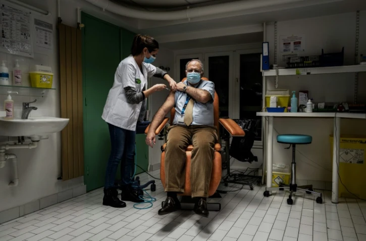 Injection du vaccin Pfizer-BioNTech à un soignant à l'hôpital de la Croix Rousse à Lyon, en France, le 6 janvier 2021