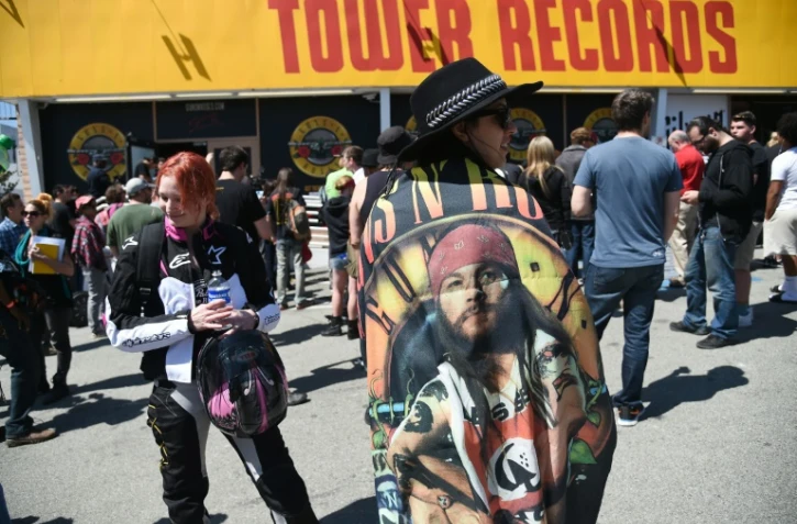 Des fans du groupe de hard rock américain Guns N' Roses à la recherche d'un billet pour le concert surprise que donne le groupe à Los Angeles le 1er avril 2016